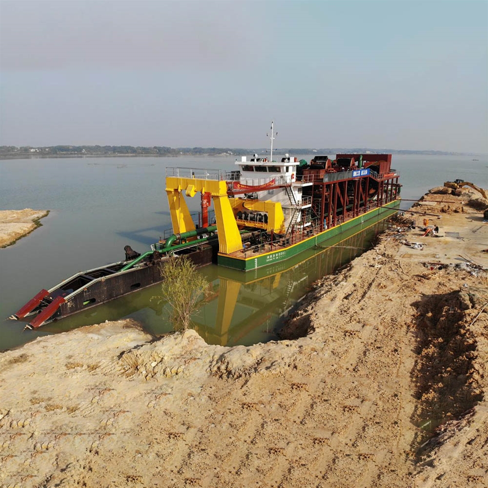 湖南岳陽洞庭湖“湘航務(wù)絞0001”號清淤現(xiàn)場（配圖）